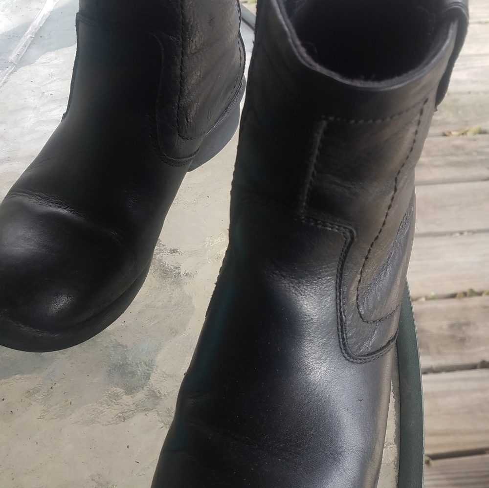 Keen's women short leather boot